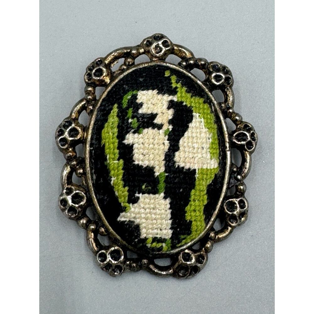Vintage Embroidered Stitched White Flowers Oval Brooch Lapel‎ Pin